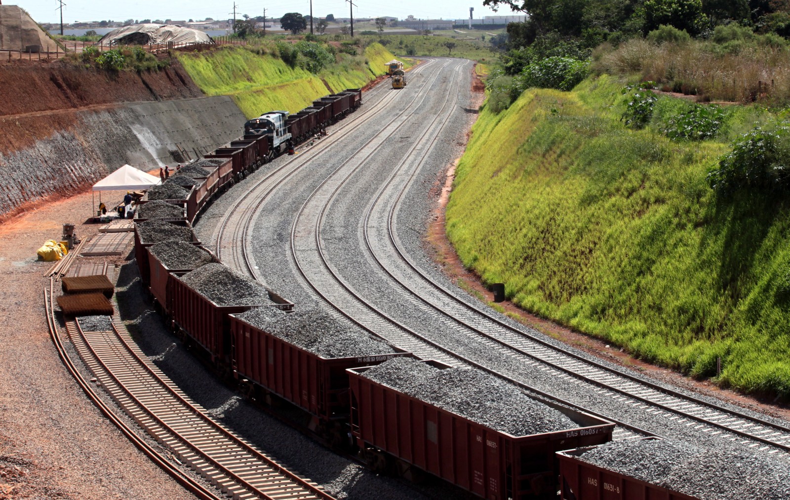 Ferrovia Norte-Sul: ligação por trilhos entre os portos de Santos (SP) e Itaqui (MA), considerado um importante corredor logístico para o escoamento de produção nacional de grãos e minério — Foto: Ailton de Freitas/ Agência O Globo