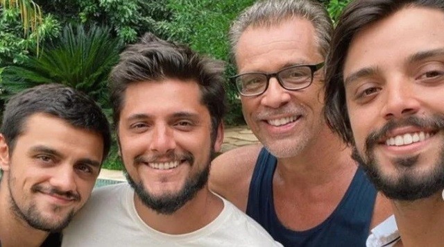 Beto Simas viu os dois filhos, Felipe e Rodrigo Simas, seguirem na carreira de ator. Na foto, ele aparece também com Bruno Gissoni, irmão por parte de mãe do filhos