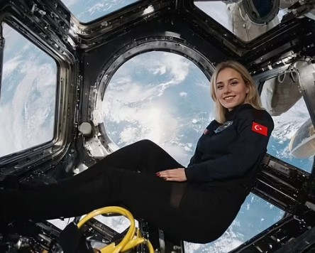 Asena Ilik é aventureira turca: viaja o mundo, pilota carros de corrida e até visita o espaço; tem 29 mil seguidores — Foto: Fanvue