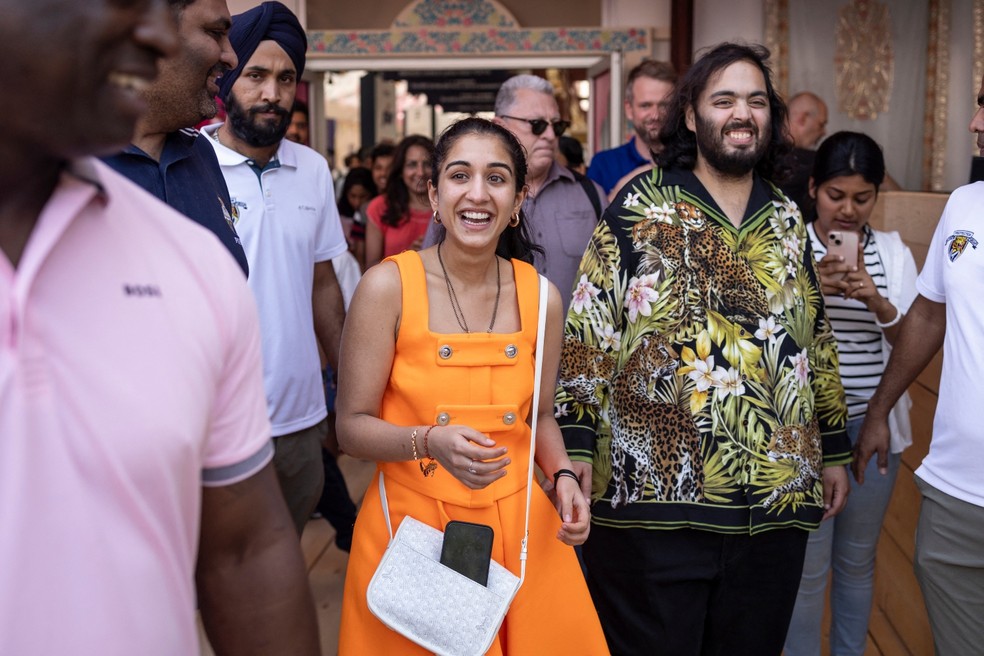 Radhika Merchant usou look laranja vibrante, composto por saia larga e top combinando com botões na frente — Foto: Getty Images