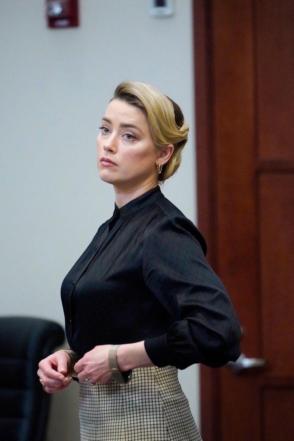 Amber Heard em foto no tribunal nesta segunda-feira (25), onde se defendeu de processo movido contra o ex-marido, Johnny Depp.  AFP — Foto:         