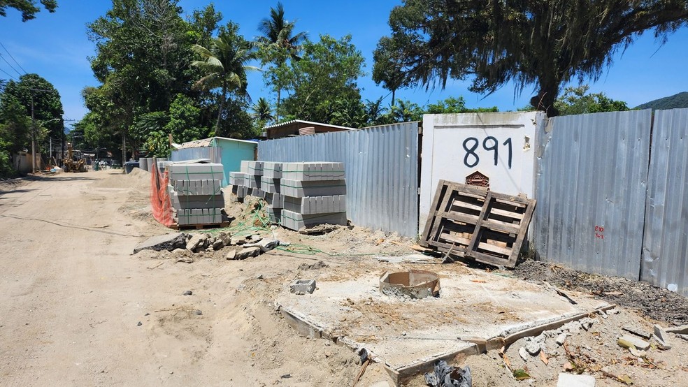 Estrada do Sacarrão: segundo moradores, Vargem Grande virou um canteiro de obras — Foto: Foto de leitor