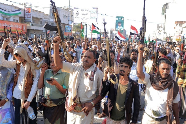 Pessoas participam de um protesto nas ruas da cidade de Hudeida, no Iêmen, para condenar os ataques das forças americanas e britânicas durante a noite contra a cidade controlada pelos rebeldes houthi — Foto: AFP