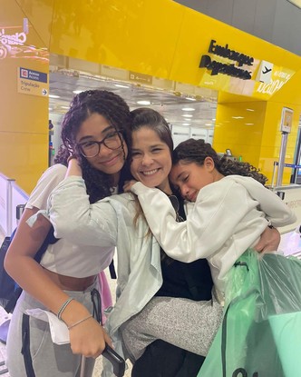 Samara Felippo se despediu da filha mais velha em aeroporto