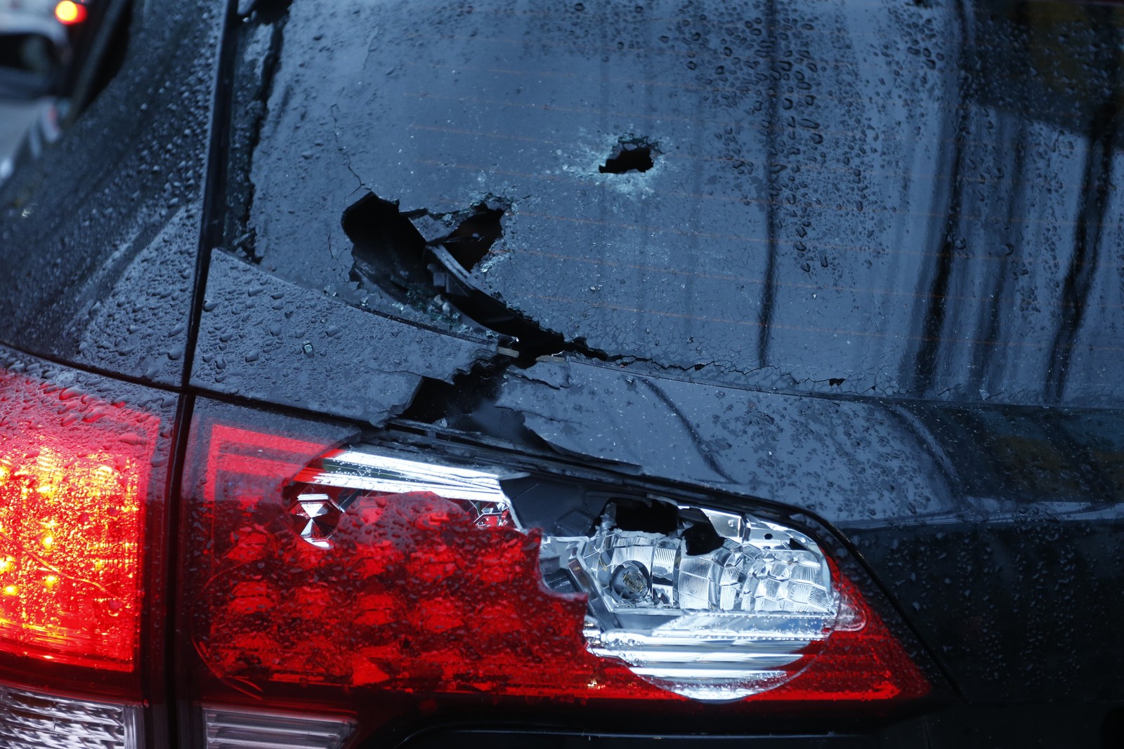 Carro roubado usado na ação foi atingido — Foto: Fabiano Rocha / Agência O Globo