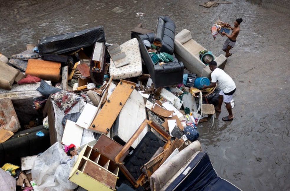 Moradores perdem tudo com a chuva — Foto: Márcia Foletto