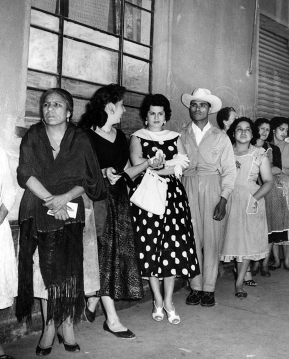 Mulheres aguardam para votar nas eleições presidenciais de 1958 no México — Foto: Revista Hoy/ Instituto Nacional de Antropologia e História do México