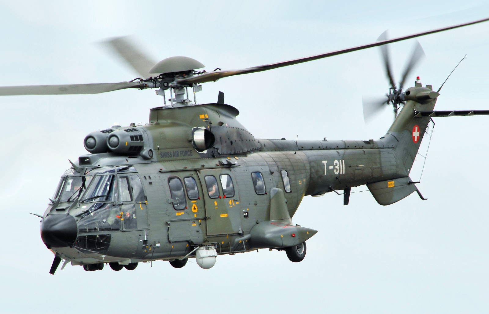 Helicóptero multifunções AS332B Super Puma, também usado pela Marinha Brasileira — Foto: Wikimedia