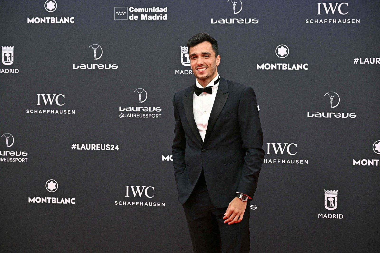 O campeão espanhol de padel, Alejandro Galan, posa no tapete vermelho antes da 25ª gala do Laureus World Sports Awards em Madri — Foto: JAVIER SORIANO / AFP