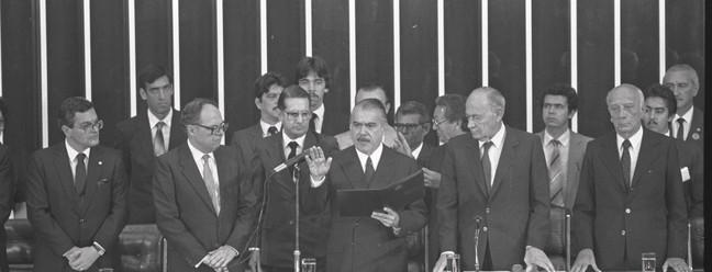 O primeiro presidente civil depois da ditadura militar foi José Sarney, que assumiu o cargo após a morte de Tancredo Neves, eleito indiretamente e empossado no Congresso — Foto: Sergio Marques/Agência O Globo/15-03-2003