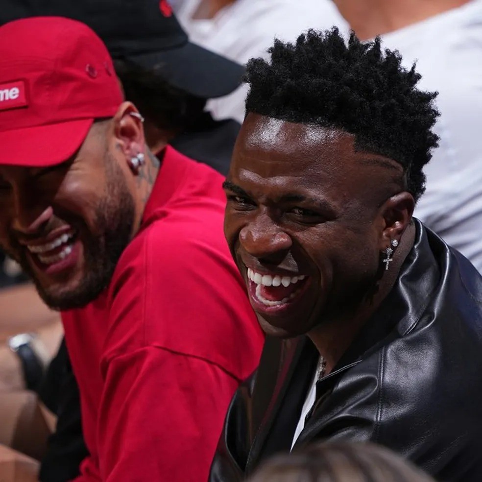 Neymar e Vinicius Junior assistindo o jogo quatro das finais da NBA — Foto: Divulgação/NBA Brasil