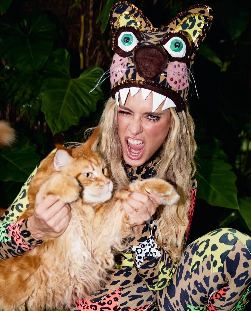 Carolina Dieckmann com o gato Chili — Foto: Reprodução/Instagram