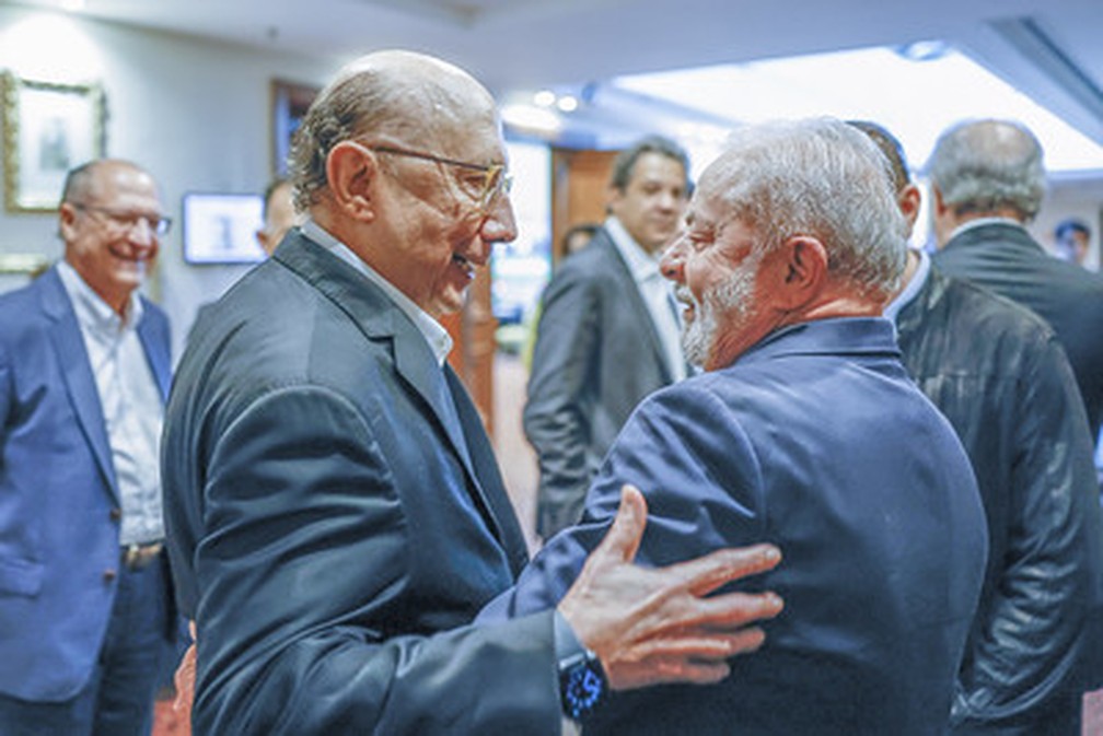 O ex-ministro Henrique Meirelles (esq.) com Lula durante evento em São Paulo — Foto: Ricardo Stuckert/Divulgação