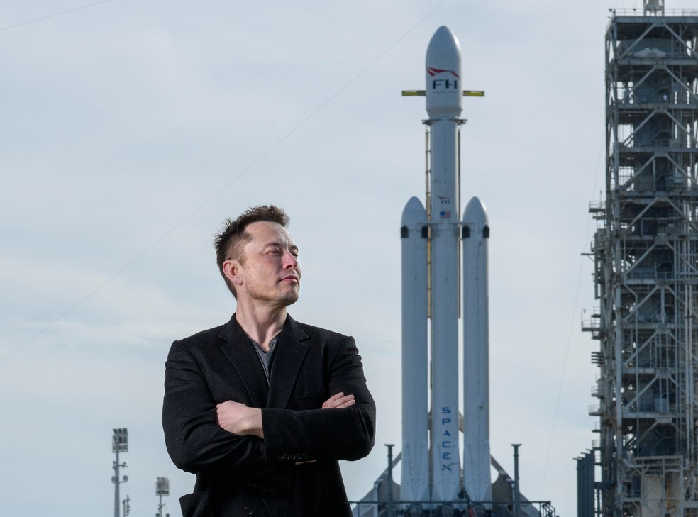 Elon Musk e o foguete SpaceX Falcon Heavy no Centro Espacial Kennedy da NASA em Cabo Canaveral, Flórida. — Foto: Todd Anderson/The New York Times