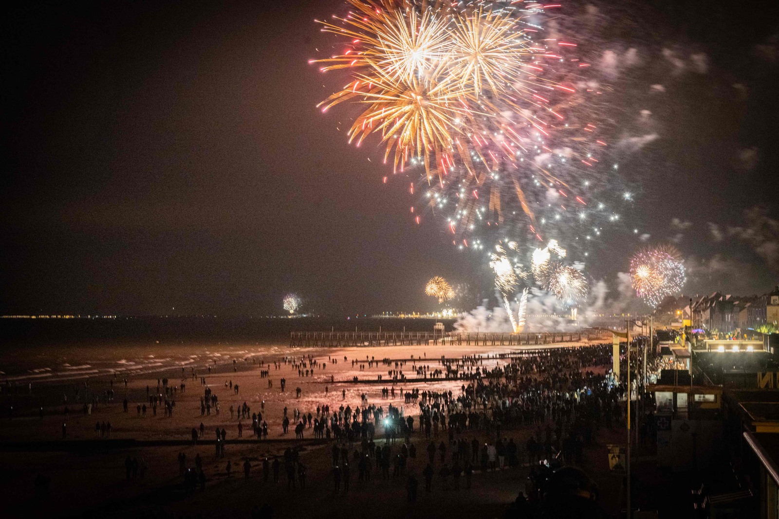 Pessoas na costa desfrutam de fogos de artifício lançados na Praia da Espada, como parte do 80º aniversário do Dia D em Luc-sur-Mer, Normandia, noroeste da França — Foto: Lou Benoist / AFP