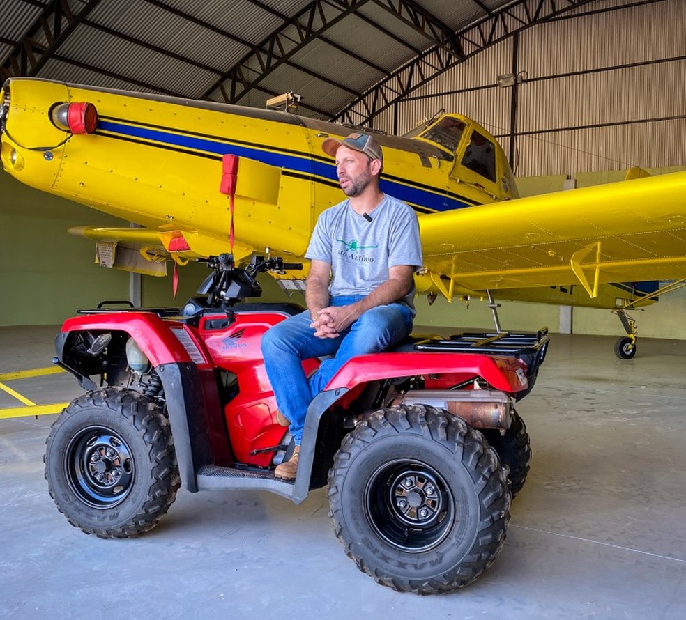 Trator Ford 6600 divide hangar com avião em fazenda gaúcha — Foto: Marcelo Curia/Agência O Globo