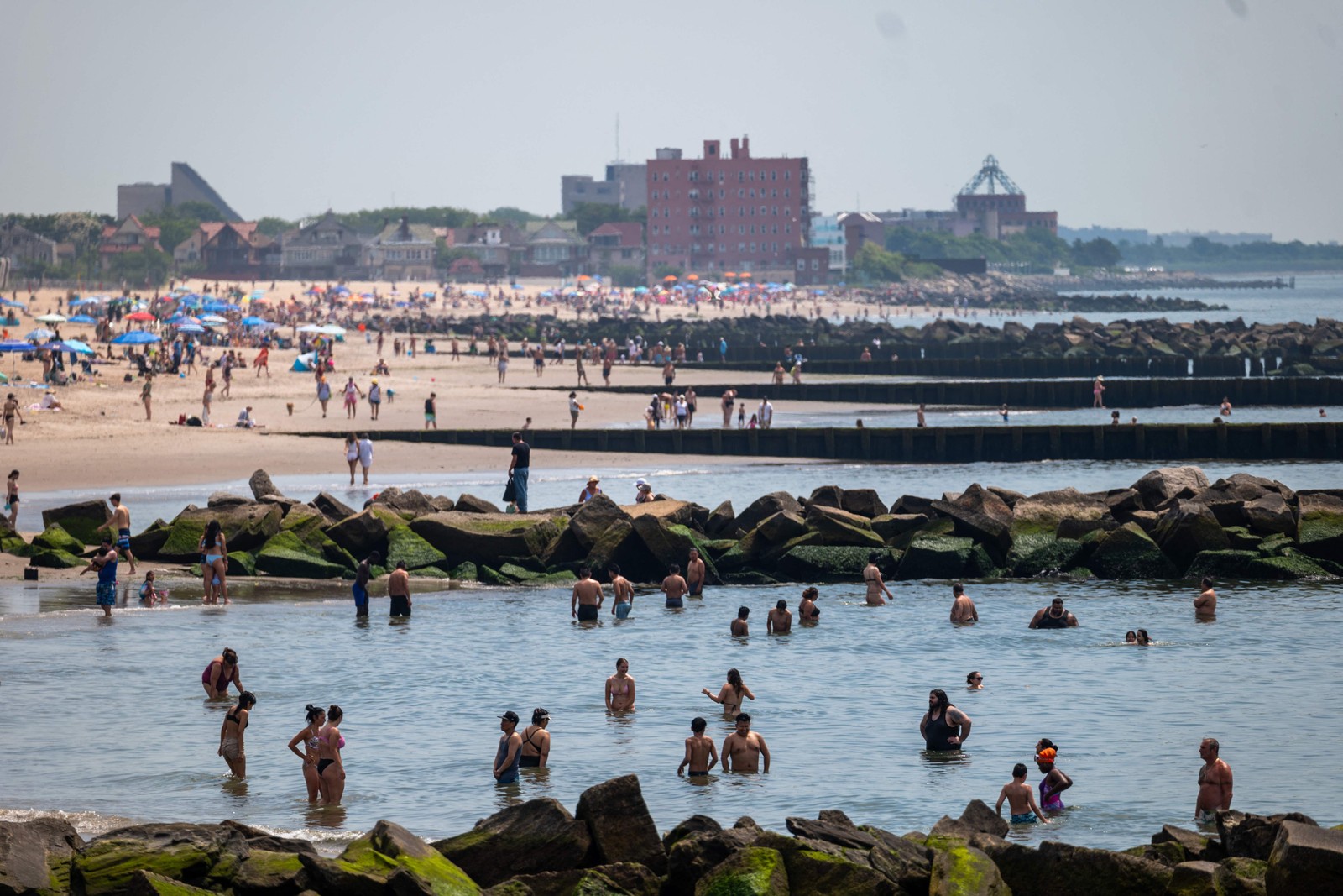 As pessoas tentam se refrescar em Coney Island no primeiro dia de verão  na cidade de Nova York. — Foto: Spencer Platt/Getty Images/AFP