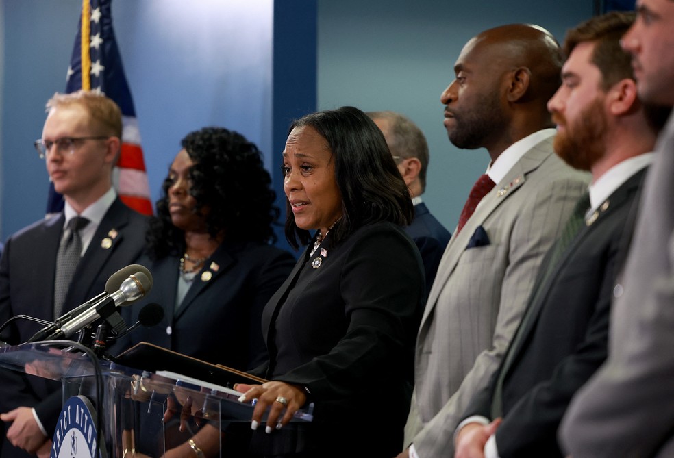 Promotora Fani Willis e sua equipe falam com a imprensa após acusação ser acolhida por Grande Júri em Atlanta — Foto: Joe Raedle/Getty Images via AFP