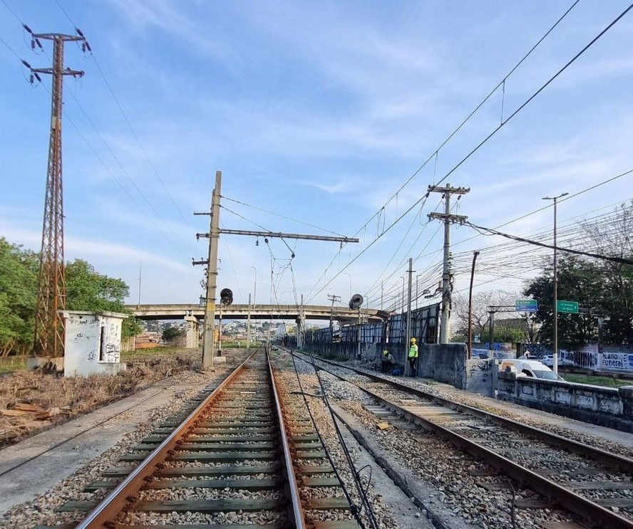 Queda de estrutura da rede elétrica sobre a via interrompeu circulação em 11 estações do ramal Saracuruna na tarde desta terça-feira