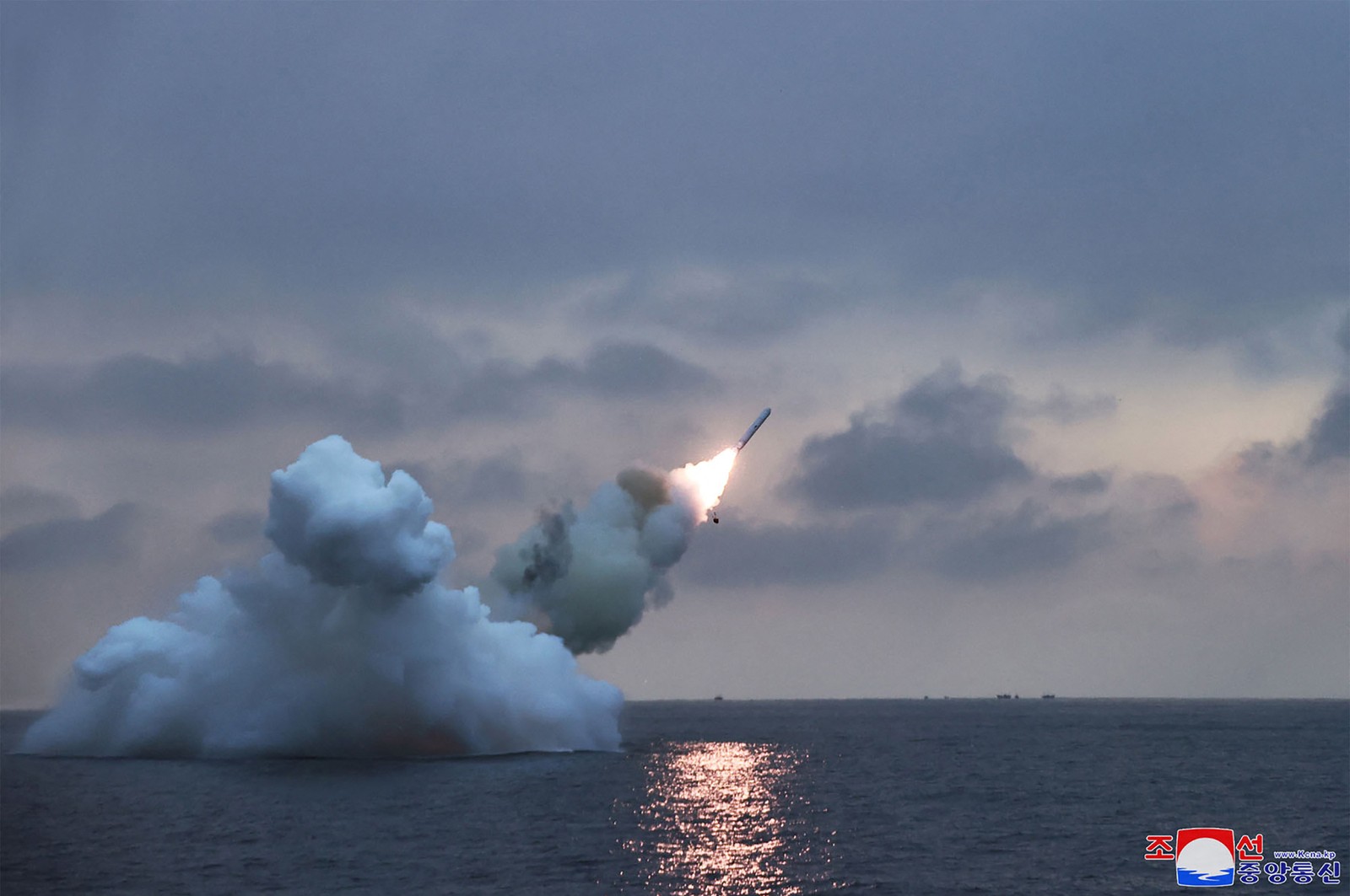 Foto divulgada pela agência estatal KCNA mostra teste de mísseis de cruzeiro da Coreia do Norte — Foto: STR KCNA VIA KNS / AFP