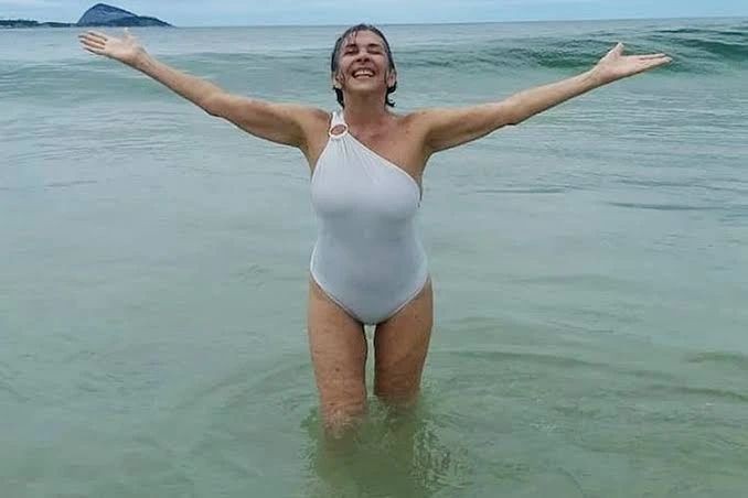 Betty Faria, de 82 anos, adora curtir as praias do Rio. A atriz já recebeu críticas nas redes sociais, mas não deixa de fazer o que tem vontade por conta de comentários preconceituosos