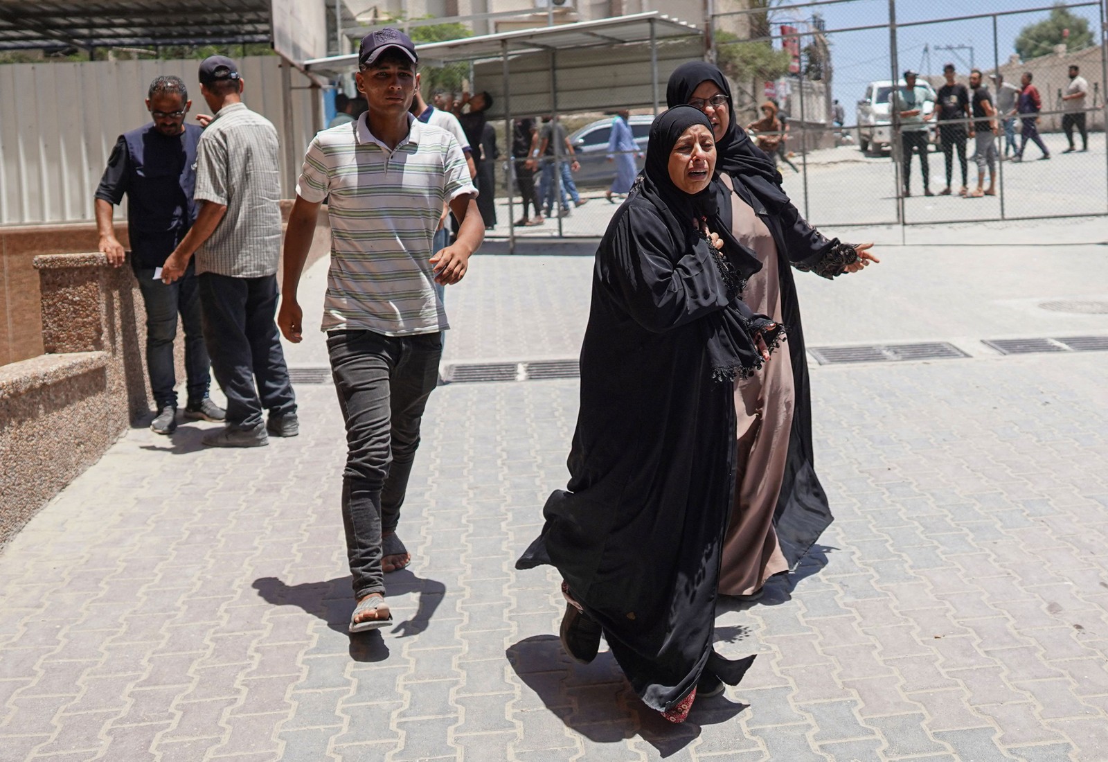 Ministério da Saúde do Hamas denunciou um "massacre abominável" na escola de Nuseirat, acrescentando que outras 50 pessoas ficaram feridas — Foto: Bashar Taleb/AFP