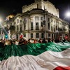 Trabalhadores do Judiciário e estudantes seguram bandeira gigante enquanto bloqueiam as ruas próximas à antiga sede do Senado mexicano - Rodrigo Oropeza / AFP