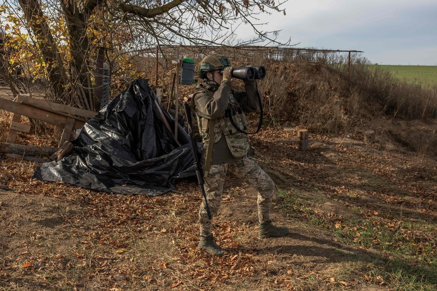 Soldado ucraniano observa área em posição perto de Kherson