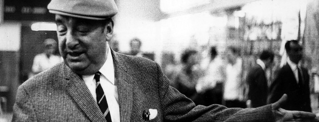 Pablo Neruda no aeroporto do Galeão, no Rio de Janeiro, em setembro de 1968 — Foto: Agência O Globo
