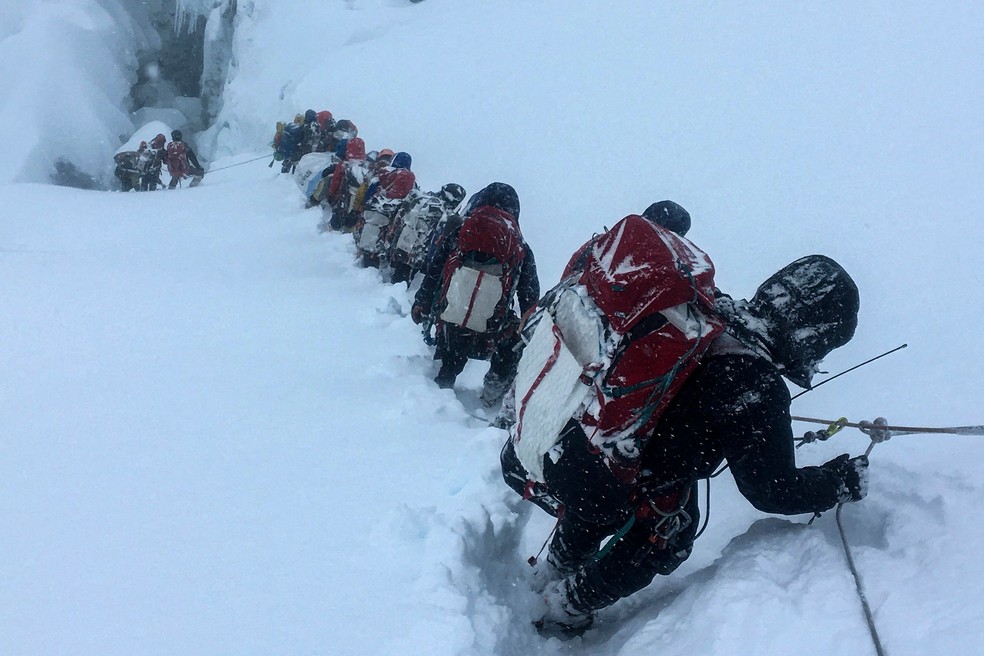 Montanhistas em fila descendo o Monte Everest, no Nepal — Foto: Lakpa SHERPA / AFP