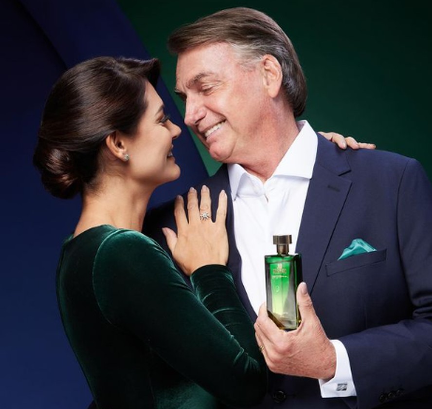 Michelle e Jair Bolsonaro divulgam fragrância do ex-presidente