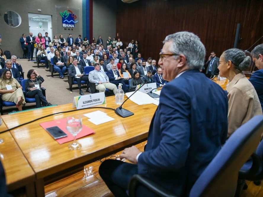 Alexandre Padilha e Marina Silva em reunião do Conama