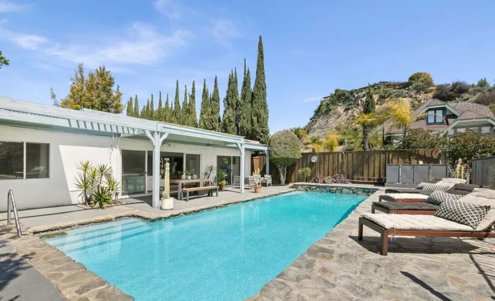 Isis Valverde e Marcus Buaiz pretendem adquirir casa em Los Angeles: mansão tem piscina em área externa — Foto: Divulgação