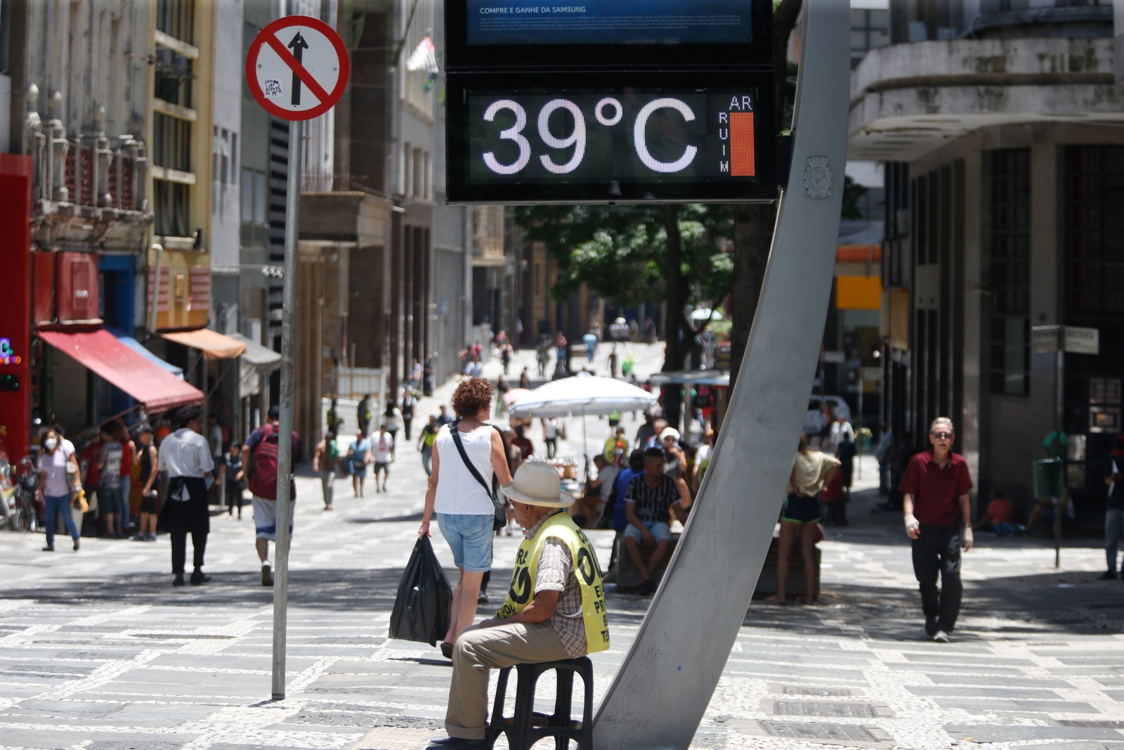 Termometro marcando 39 graus na região da Praça da Sé. — Foto: Paulo Pinto/Agência Brasil