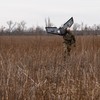 Soldado ucraniano carrega drone de observação na retaguarda das áreas de combate; barato e em imensa quantidade, aparelho transforma a maneira como russos e ucranianos combatem - Yan Boechat