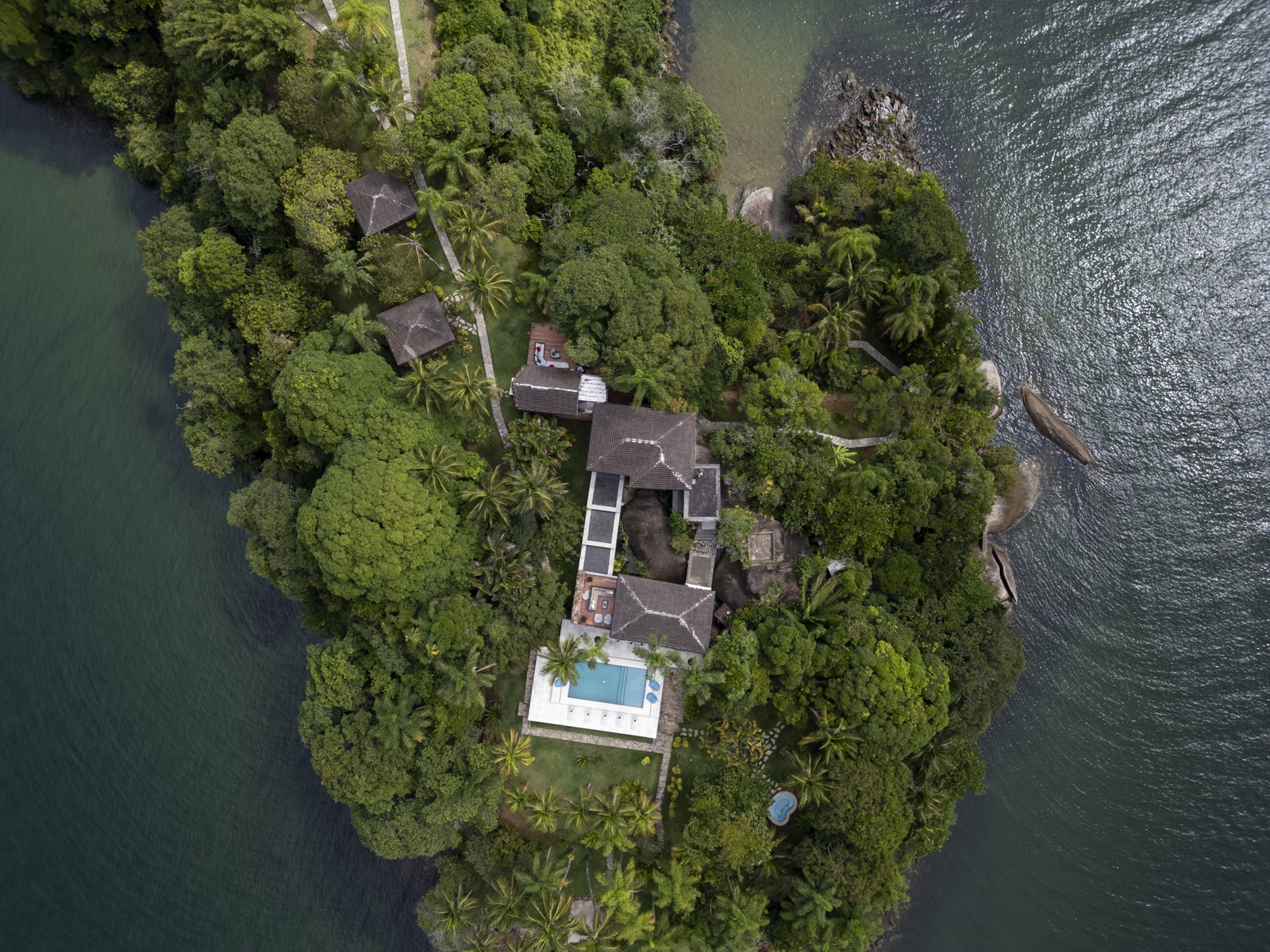 A Ilha do Japão, na Baía da Ilha Grande (RJ), está à venda por R$ 5 milhões. Atualmente, é possível alugar a ilha por uma diária de 25 mil reais — Foto: Márcia Foletto/Agência O Globo