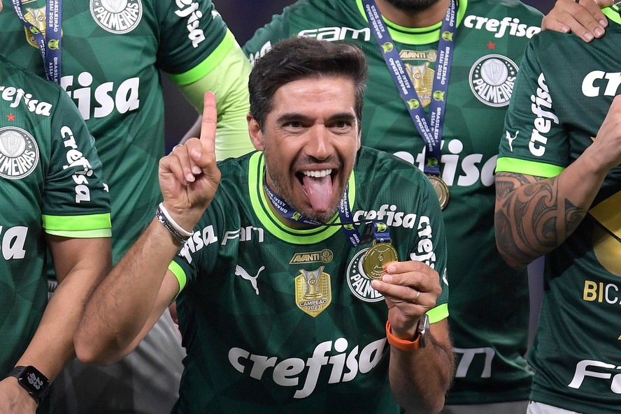 Abel Ferreira festeja a conquista do bicampeonato brasileiro consecutivo do Palmeiras