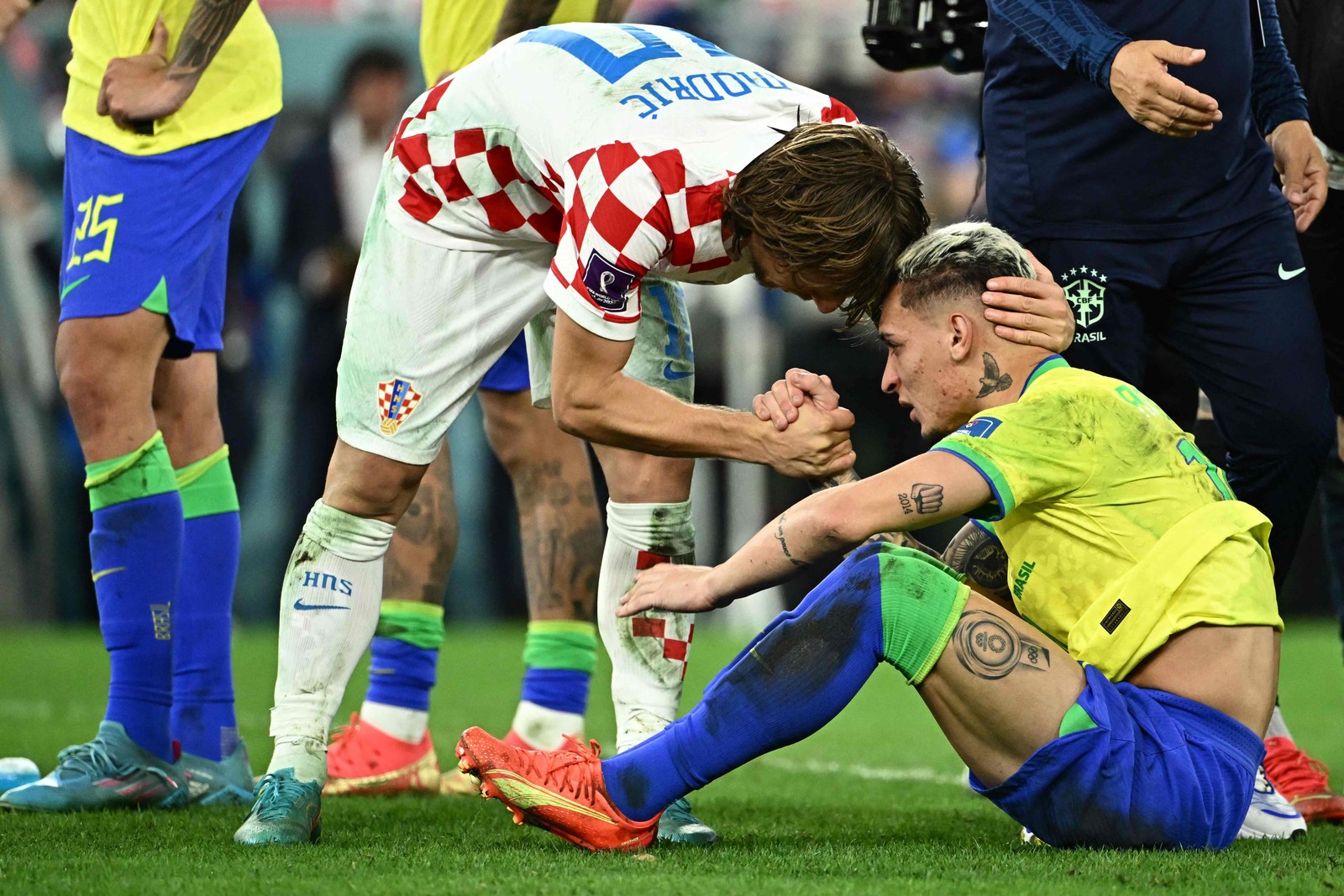 Luka Modric conforta Antony depois da derrota brasileira — Foto: Jewel SAMAD / AFP