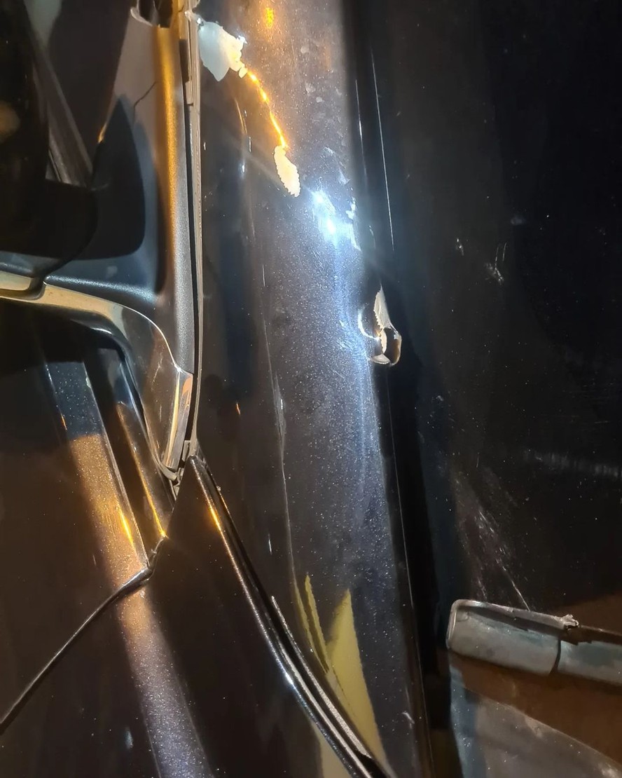 Deputado estadual Márcio Gualberto publicou foto de dano em carro que teria sido feito por tiro de fuzil durante abordagem de criminosos