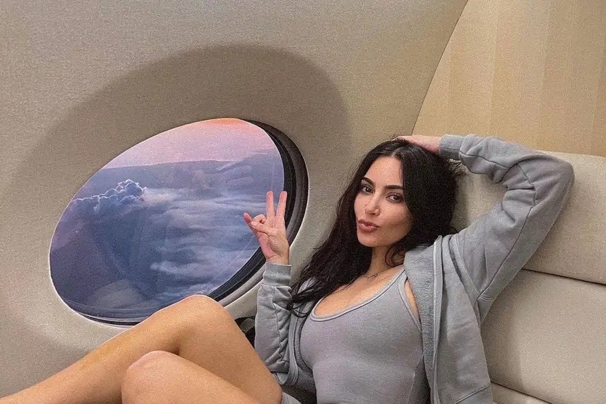 A socialite Kim Kardashian, de 42 anos, tem patrimônio líquido estimado em R$ 5,6 bilhões e possui um personalizado Gulfstream G650ER de R$ 709 milhões — Foto: Reprodução
