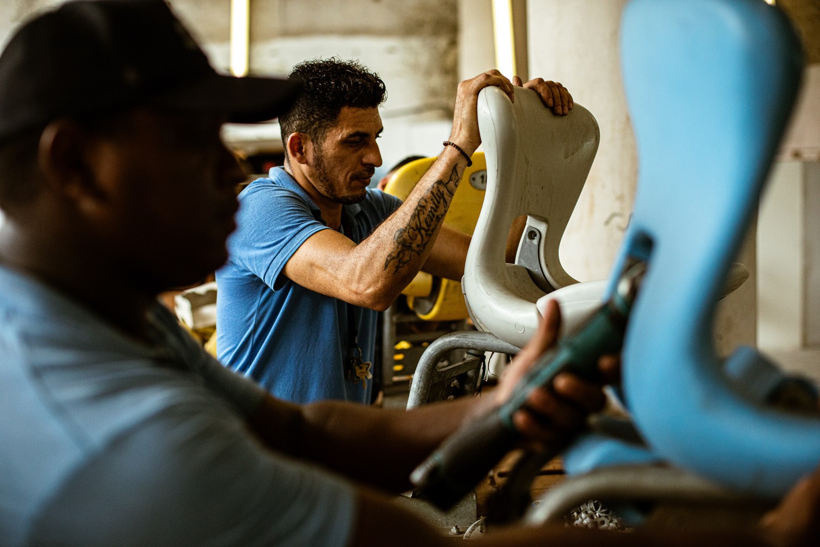 Estádio do Maracanã precisou instalar uma oficina para reparar a grande quantidade de cadeiras depredadas — Foto: Hermes de Paula / Agência O Globo