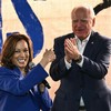 A vice-presidente dos EUA e candidata democrata, Kamala Harris, e seu companheiro de chapa, o governador do Minnesota, Tim Walz - ANGELA WEISS / AFP