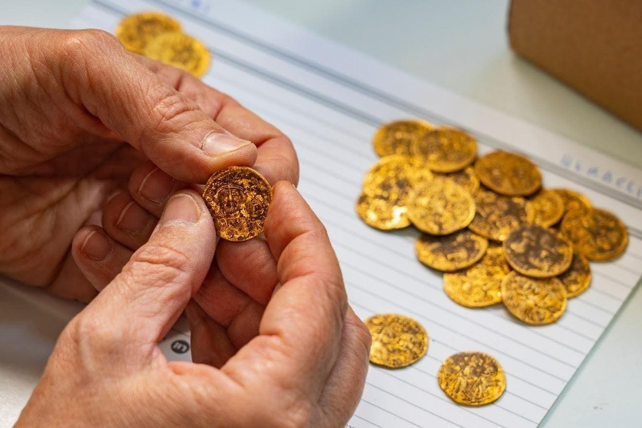 Mais de 40 moedas de ouro foram encontradas por arqueólogos da Autoridade de Antiguidades de Israel  — Foto: Divulgação