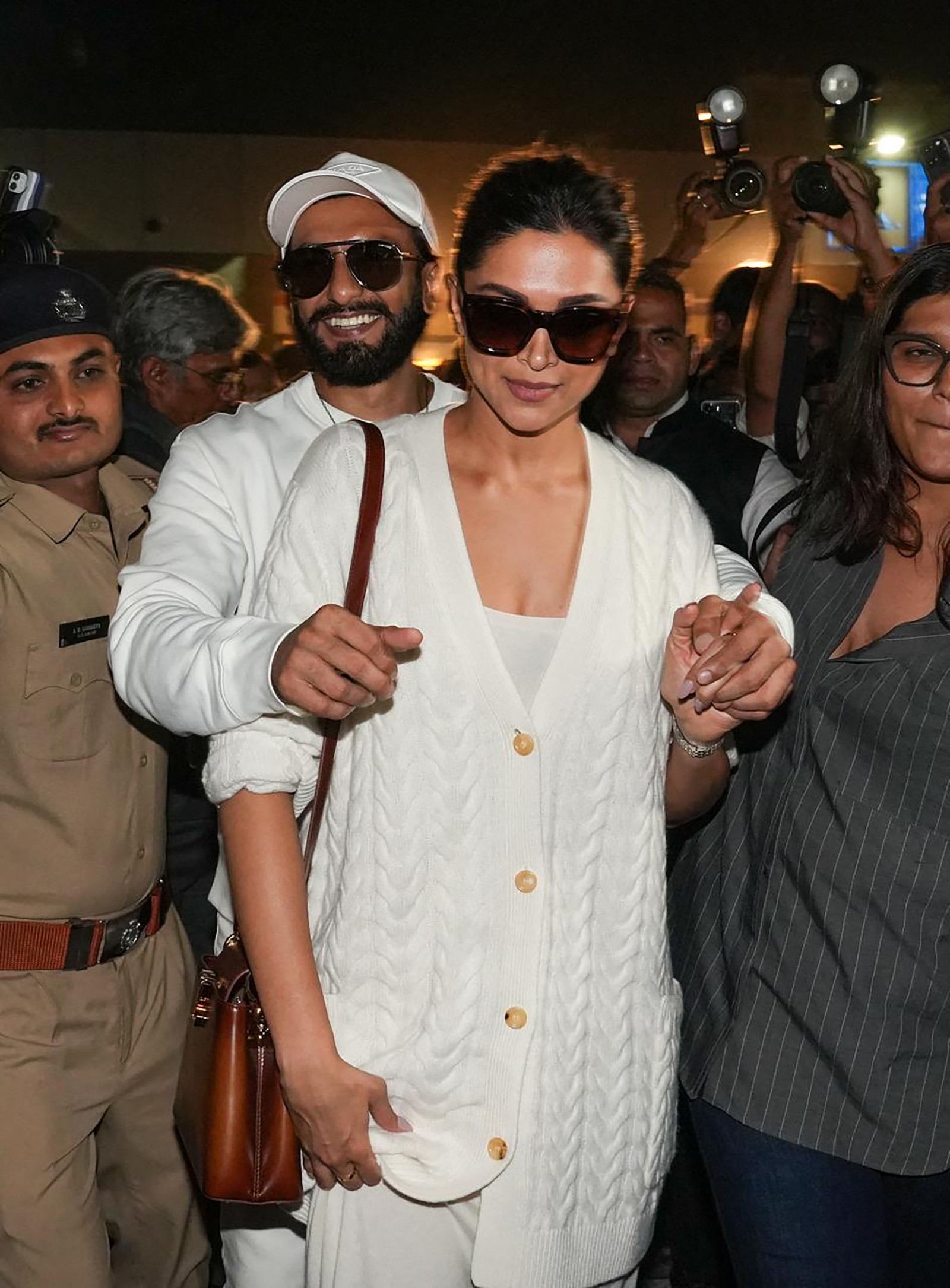 Estrelas de Bollywood, Ranveer Singh e Deepika Padukone chegam para pré-casamento — Foto: AFP