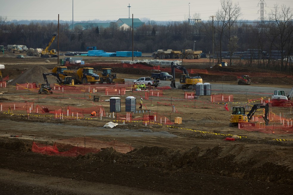 Equipes de construção trabalham em um futuro data center da Amazon em Hilliard (Ohio) — Foto: Brian Kaiser/Bloomberg