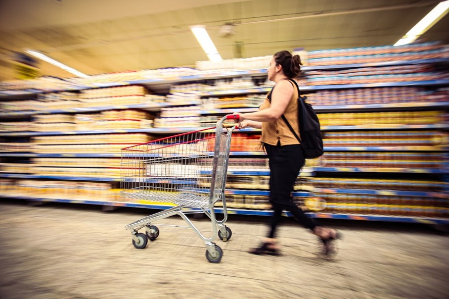 Cliente faz compras no supermercados: itens de primeira necessidade não pagarão impostos