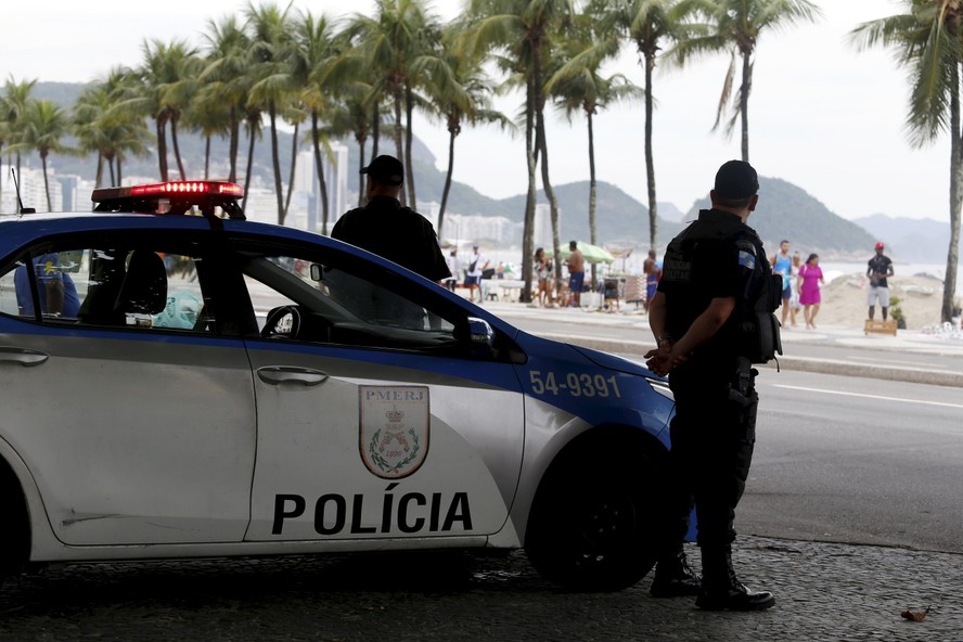 Policiais militares durante policiamento na orla da Praia de Copacabana