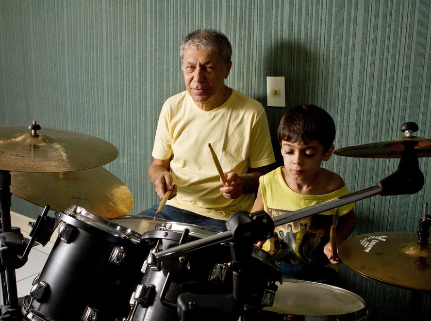 Rui Motta, em 2015, em sua escola de bateria