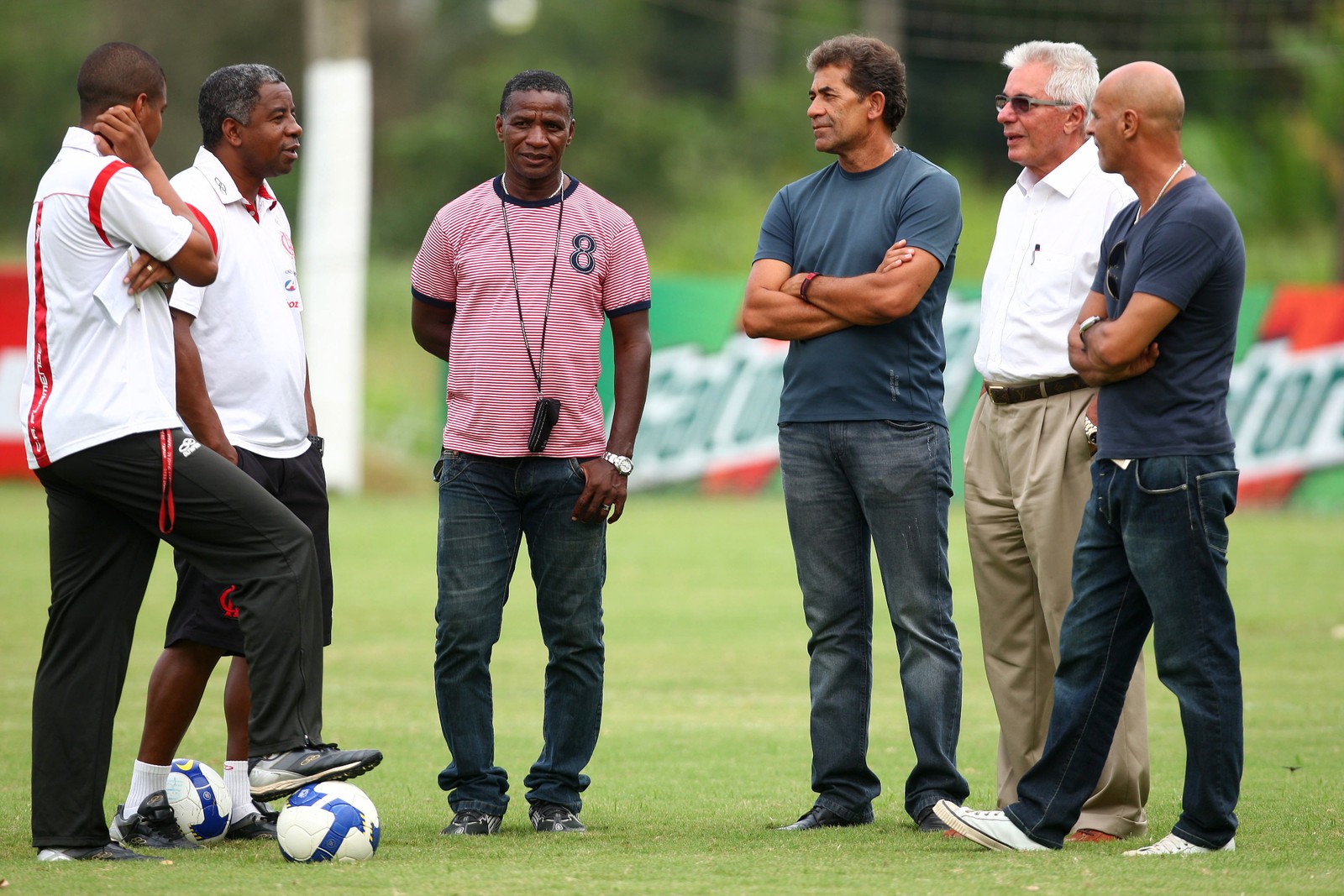 Treino do Flamengo no Ninho do Urubu em Vargem Grande.  Ex- jogadores Adílio (de camisa com listras brancas e vermelha), Nunes (camisa azul) e Julio Cezar "Uri Geller" (camisa azul e careca) e o presidente Márcio Braga (camisa social branca) conversam com o técnico Andrade (segundo da esquerda para a direita) — Foto: Ivo Gonzalez / Agência O Globo