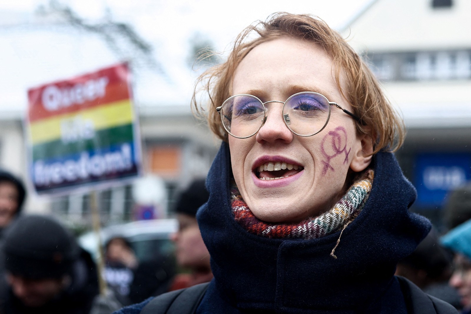 Manifestante em frente à embaixada iraniana em Bruxelas, na Bélgica, como forma de protesto para marcar o Dia Internacional da Mulher, em 2023. Kenzo Tribouillard / AFP